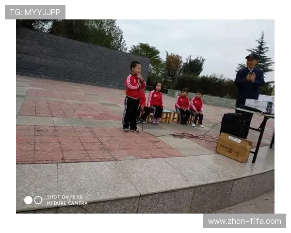 富源县校园联赛家长场边为孩子拍照记录精彩瞬间