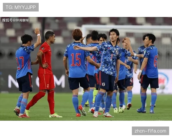 摩纳哥主场现温情一幕：伤缺四月南野拓实现身看台，球迷齐声呼喊